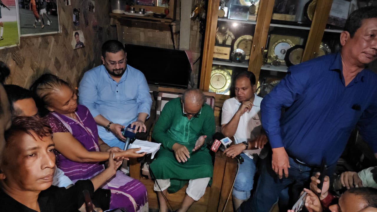 ফুটবলার ঋতুপর্ণা চাকমার অসুস্থ মায়ের পাশে বিএনপি